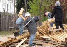 Holzplatz als Spielplatz - 