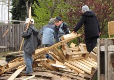 Holzplatz als Spielplatz - 