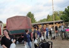 Dienstag 4.6. - Pegelstand: 7,30m
Viele große und kleine Helfer beim Füllen von Sandsäcken zur Sicherung des Zirkuszeltes